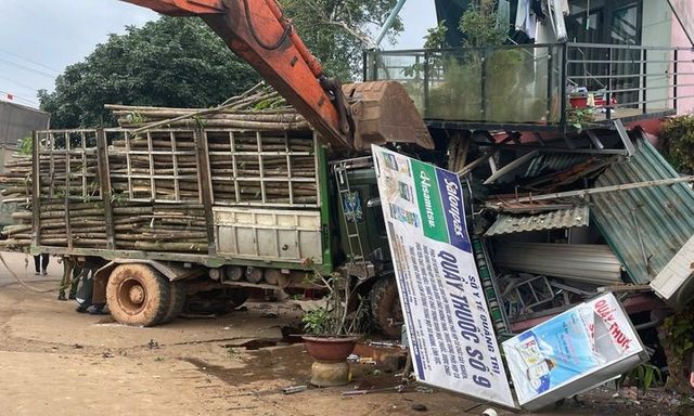Nguyên nhân ban đầu vụ xe tải va chạm xe máy rồi tông sập nhiều hàng quán, 5 người thương vong