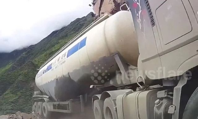 Clip: Bị đá lở rơi trúng, xe bồn bị tách làm đôi, rơi xuống vực sâu
