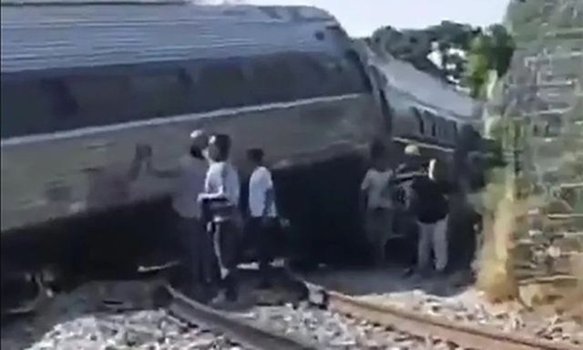 Clip hiện trường vụ tàu hỏa trật bánh ở Mexico, 13 người thiệt mạng, 98 người bị thương