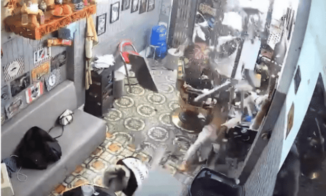 Clip: Nam thanh niên rơi xuyên mái nhà ở Bắc Ninh, chủ tiệm và khách hú vía