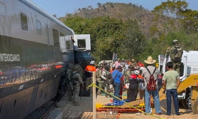 Đầu máy xe lửa lao xuống hẻm núi gây tai nạn tàu hỏa ở Mexico, hơn 100 người thương vong
