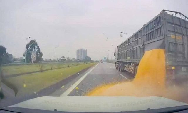 Xử lý trường hợp làm rơi vãi hàng hoá trên cao tốc Hà Nội - Thái Nguyên