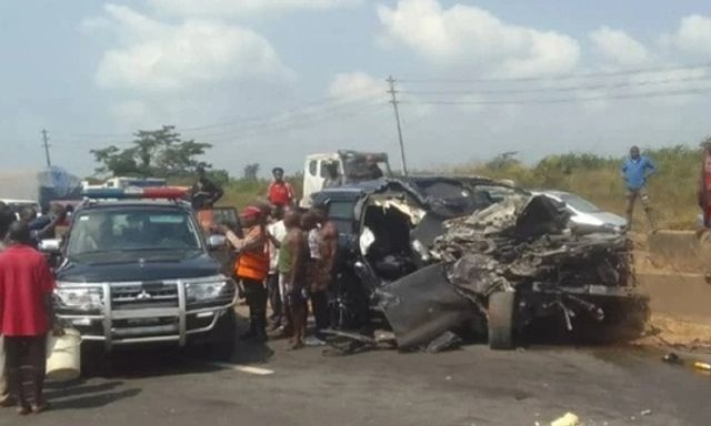 Võ sĩ quyền anh nổi tiếng nhập viện sau vụ tai nạn giao thông có 2 người tử vong