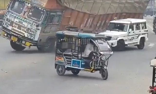 Clip: Đánh lái tránh va chạm, xe tải lật nghiêng đè nát ô tô con đi cùng chiều