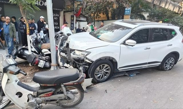 Tin tức tai nạn giao thông mới nhất ngày 2/1: Ô tô con tông liên hoàn 6 xe máy trên phố