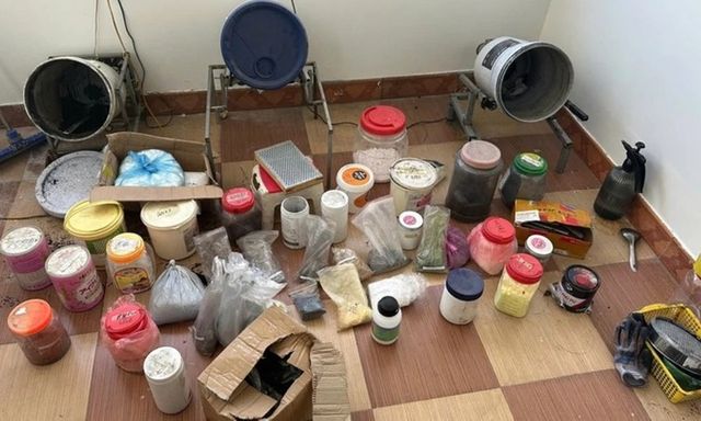 Dùng cả máy trộn bê tông để trộn thuốc pháo, 13 đối tượng bị bắt giữ 