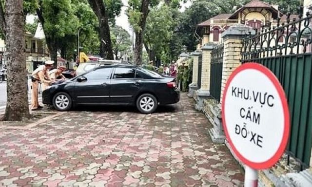 Mức phạt cao nhất lỗi đậu xe trên vỉa hè năm 2026