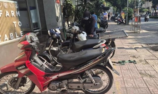 Năm 2026, trường hợp nào được đi xe máy lên vỉa hè mà không bị phạt?