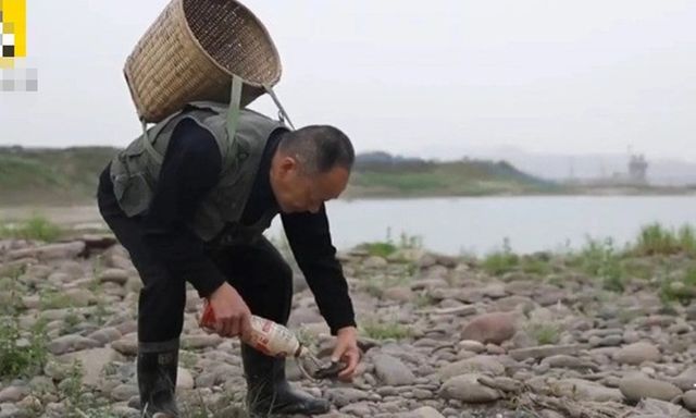 Ra suối nhặt đồ 