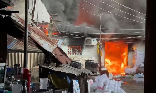 Hiện trường vụ cháy lớn gần chợ Bình Trưng, khói lửa bốc cao ngùn ngụt 
