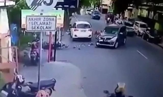 Clip: Hai bố con đi xe máy bị hất văng lên không trung sau cú va chạm kinh hoàng