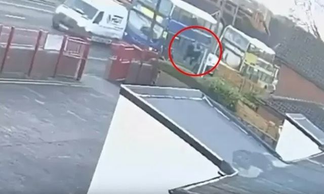 Rơi khỏi cửa sổ xe buýt, 3 học sinh bị thương: Camera ghi lại phút thót tim