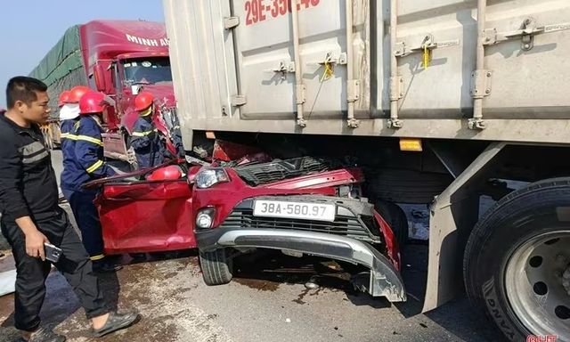 3 người bị thương sau tai nạn liên hoàn giữa 4 ô tô ở Hà Tĩnh