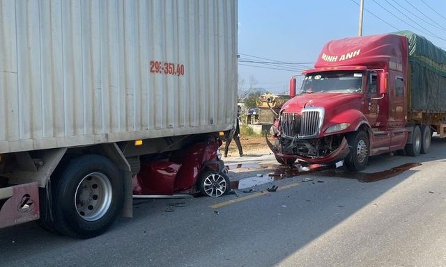 Tin tức tai nạn giao thông mới nhất ngày 13/1: Tai nạn liên hoàn khiến xe con biến dạng, 3 người bị thương