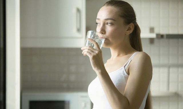 6 dấu hiệu sau khi uống nước cho thấy thận đang 
