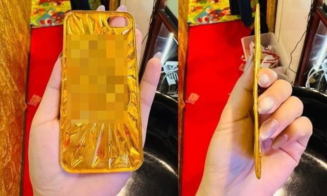 Kiểm tra chiếc ốp lưng iPhone bằng vàng, vị khách sốc khi bàn được 158 triệu đồng