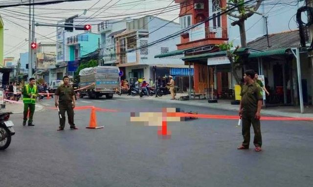 Tin tức tai nạn giao thông mới nhất ngày 14/1: Va chạm với xe tải ở ngã ba, người phụ nữ đi xe đạp điện tử vong