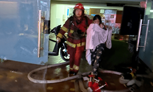 Tạm giữ nghi phạm đốt nhà nghỉ ở Hà Nội, cảnh sát giải cứu 7 người trong đêm