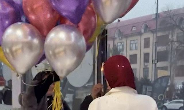 Cầm pháo sáng cạnh bóng bay bơm khí hydro, cô gái suýt 