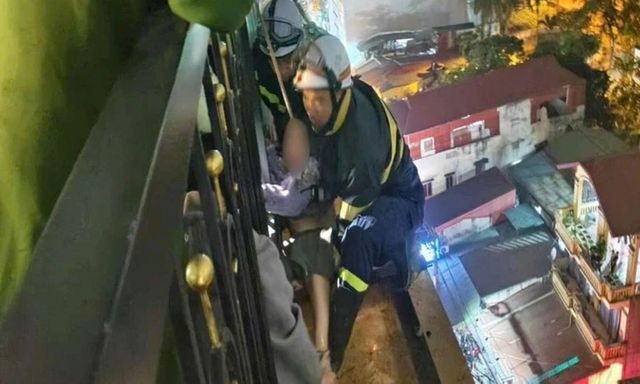 Công an TP Hà Nội kịp thời giải cứu cô gái có ý định nhảy từ tầng 9 xuống đất
