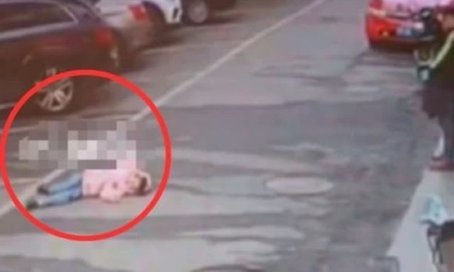 Mẹ cố tình trốn sau khi đưa con về nhà chồng cũ, bé gái đi tìm rồi sốc tim tử vong ngay trên phố