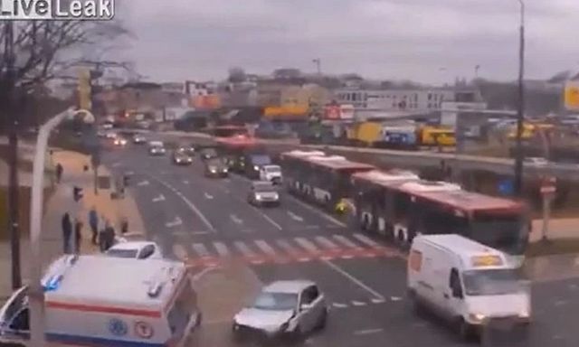 Clip: Bị ô tô con tông ngang, xe cứu thương lật ngay giữa ngã tư