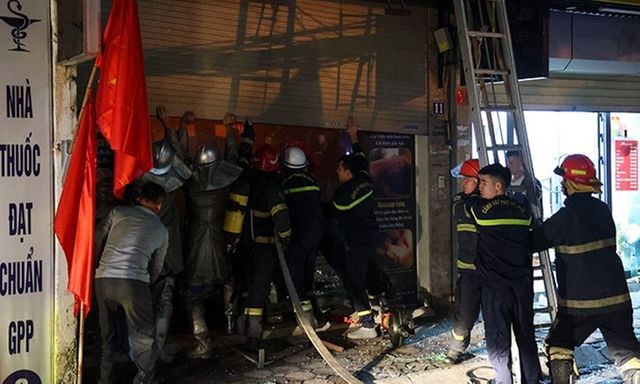 Hiện trường vụ cháy cơ sở massage trong đêm ở Hà Nội, cứu hộ 1 người mắc kẹt