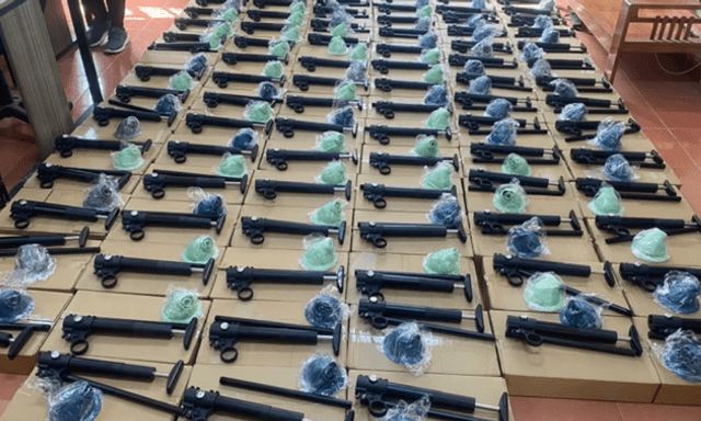Phát hiện 319 khẩu súng quân dụng nguỵ trang dưới linh kiện “thông tắc bồn cầu”