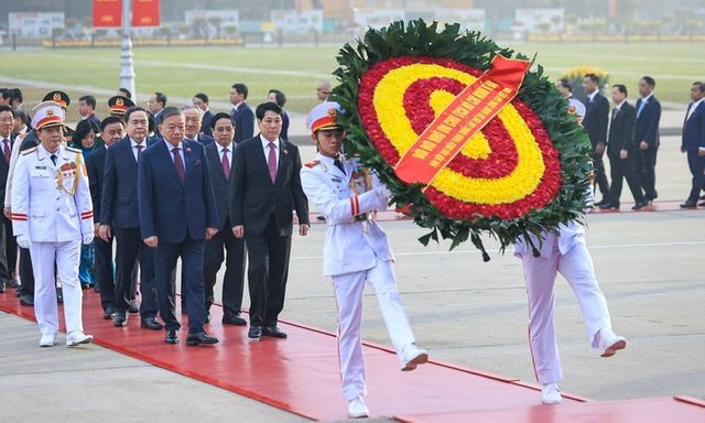 Đại biểu dự Đại hội XIV vào Lăng viếng Chủ tịch Hồ Chí Minh