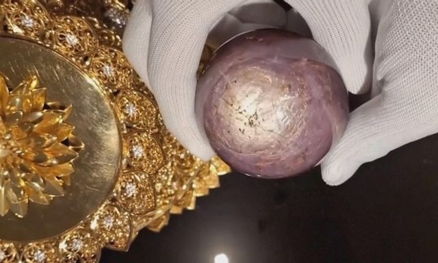 Cận cảnh viên sapphire sao tím quý hiếm lớn chưa từng thấy 