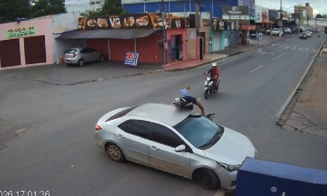 Clip: Nam thanh niên văng lên nóc ô tô sau cú đâm trực diện tại ngã tư