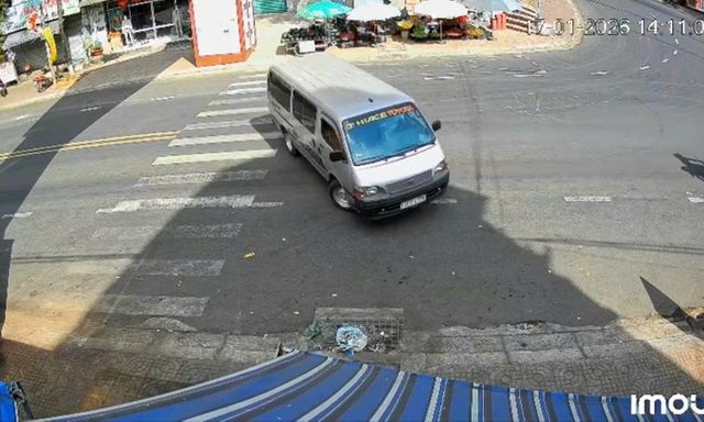 Điều tra vụ xe trung chuyển quay nhiều vòng, gây náo loạn trước cổng chợ ở Lâm Đồng