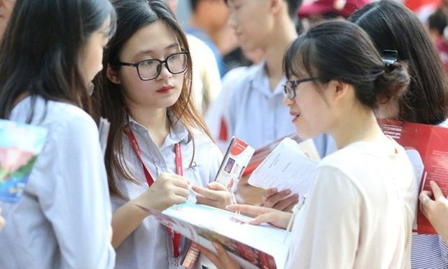 Kỳ thi lớp 10 THPT: Áp lực từ “cửa hẹp” trường công và bài toán phân luồng thực chất