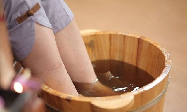 Người đàn ông cấp cứu sau khi ngâm chân nước lá đun sôi chữa viêm da cơ địa