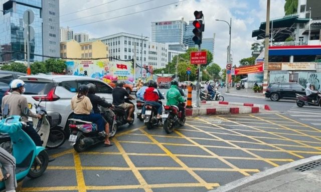 Trường hợp được rẽ phải khi đèn đỏ mà không bị phạt?