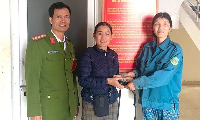 Tin tức thời sự 24h: Hành động đẹp của người phụ nữ thu mua ve chai