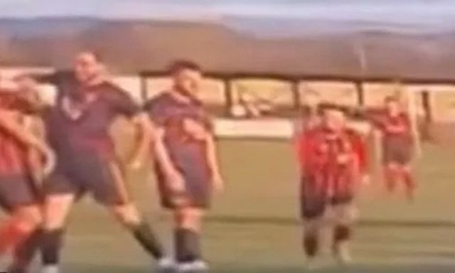 Clip: Thúc cùi chỏ vào mặt đối thủ, cầu thủ nhận hậu quả nặng nề