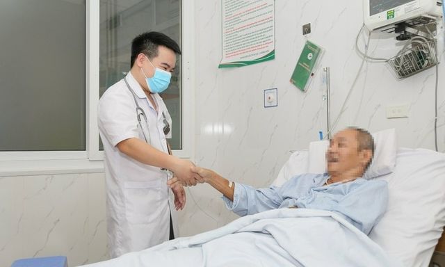 Cứu sống người đàn ông ngưng tim đột ngột khi đang chơi tennis