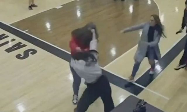 Clip: Hai bà mẹ túm tóc, lao vào đánh nhau dữ dội ngay trong trường học của con