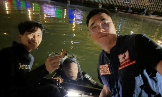 Lặn sông Hương tìm 2 cây vàng cho người đánh rơi trong đêm