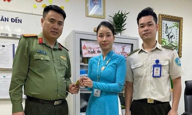 Rơi nhẫn kim cương khi làm thủ tục bay, du khách được phen 