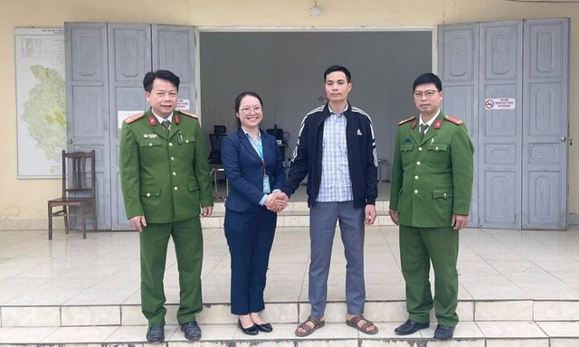 Công an xã giúp người dân nhận lại 1,5 tỷ đồng tiền chuyển khoản nhầm 