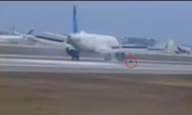 Clip: Máy bay chở hơn 200 người rơi bánh khi đang hạ cánh tại sân bay