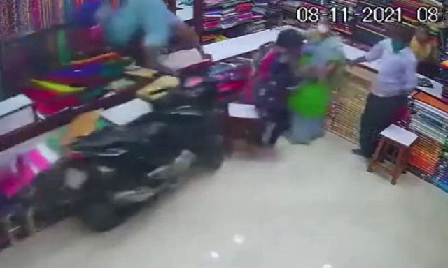 Clip: Xe máy bất ngờ mất lái lao thẳng vào cửa hàng may mặc, 4 người thoát nạn trong gang tấc