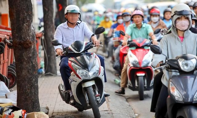 Danh sách xe máy bị phạt nguội lỗi đi trên vỉa hè ở TP.HCM