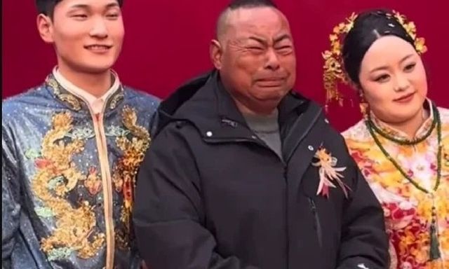 Sự thật đằng sau video người cha khóc nức nở trong đám cưới 