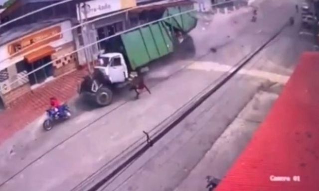 Clip: Xe chở rác hỏng phanh, tông liên hoàn nhiều phương tiện trên phố, 8 người thương vong