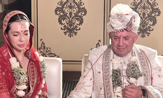 Chú rể U80 cưỡi ngựa, diện trang phục hoàng gia cưới vợ trẻ kém 45 tuổi