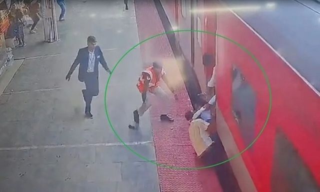 Clip: Thót tim cảnh người cha bế con rơi xuống khe tàu đang chạy ở Ấn Độ