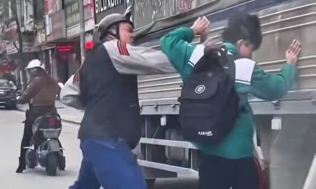 Danh tính người đàn ông đánh tới tấp nam sinh sau va chạm giao thông ở Quảng Ninh